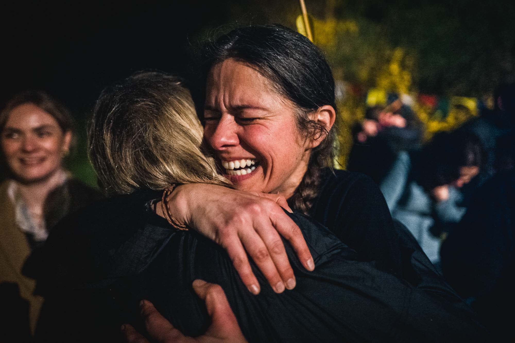 Stina Herz lacht bei einer herzlichen Umarmung